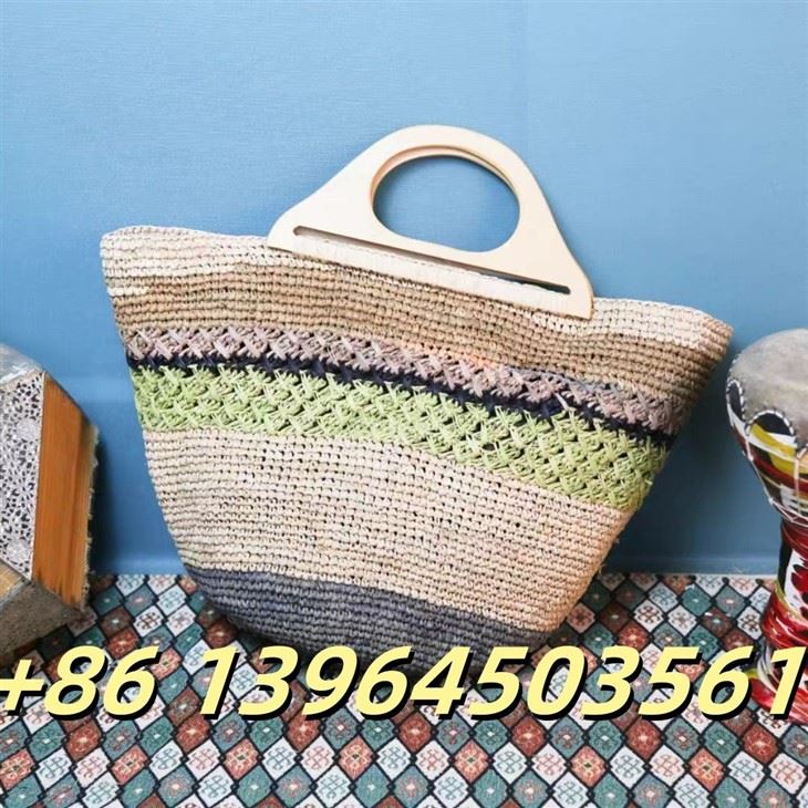 کیف دستی رافیا با دستگیره های چوبی