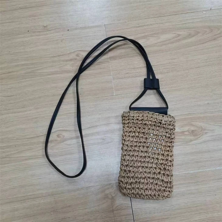 کیف تلفن حصیری زنانه قهوه ای کولوئه