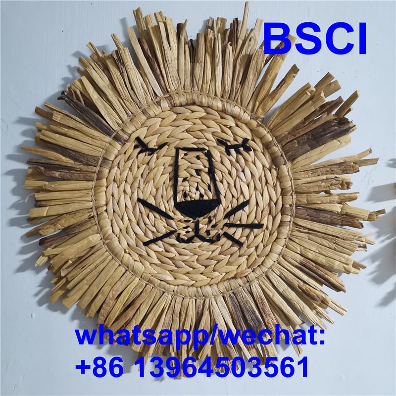 وسیله ی تزئین که روی دیوار آویخته می شود