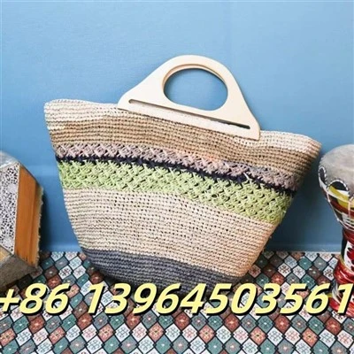 کیف دستی رافیا با دستگیره های چوبی